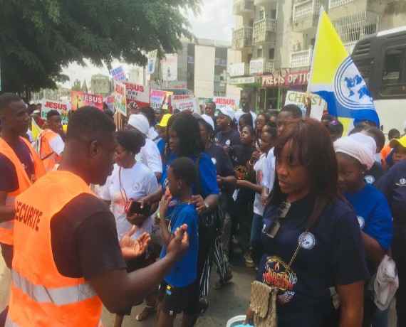 Pentecôte 2024 : des milliers de jeunes pentecôtistes marchent pour raviver la flamme du Saint-Esprit en Côte d'Ivoire