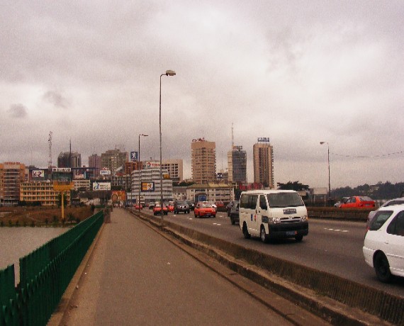 Abidjan : un homme se jette du pont De Gaulle