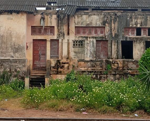 Sassandra : des maisons coloniales en ruine ternissent la renommée de la ville historique