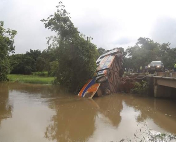 Guinée : un car en provenance d’Abidjan chute dans une rivière et fait 5 morts et 22 blessés