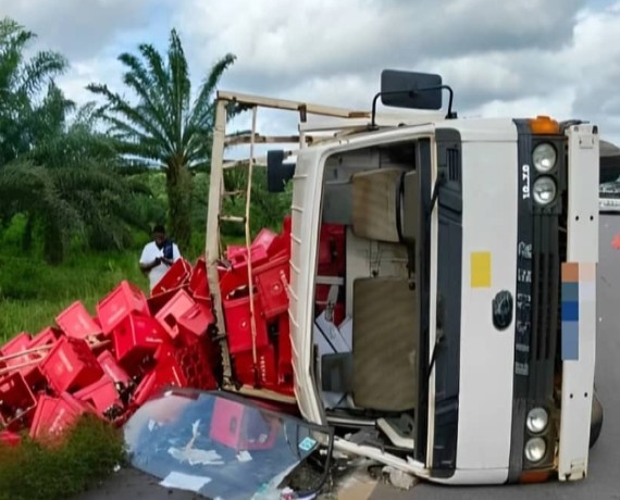 Accident à Toupah : un camion renversé transformé en maquis