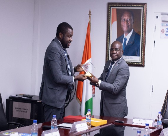 Salon international des professionnels de l'économie numérique : le ministre Ibrahim Kalil Konaté honoré pour son implication à la réussite de l’événement