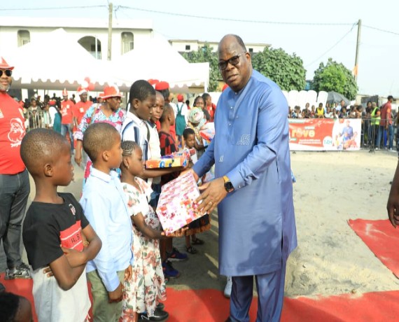 Célébration de la fête de Noël 2024 : le ministre Laurent Tchagba et sa fondation offrent 2000 cadeaux aux enfants de Marcory