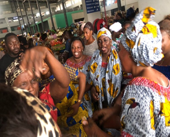 Fête de fin d’année : les femmes du grand marché de Koumassi ont célébré la Saint-sylvestre autrement