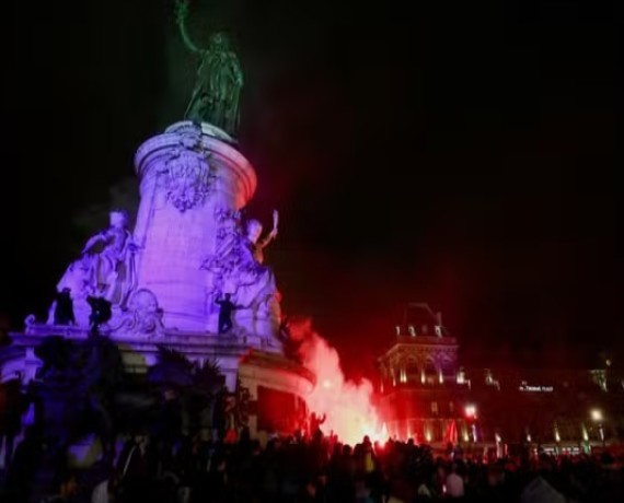 Des opposants à Jean-Marie Le Pen se rassemblent à travers la France pour célébrer son décès : « Ce sale raciste est mort »