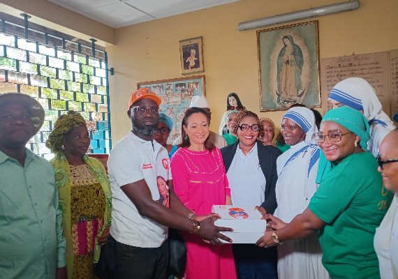 Action de solidarité à Koumassi : la ministre Françoise Remarck accompagne deux organisations de femmes pour soulager des populations vulnérables