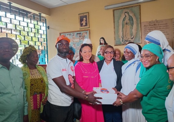 Action de solidarité à Koumassi : la ministre Françoise Remarck accompagne deux organisations de femmes pour soulager des populations vulnérables