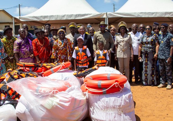 Sécurité fluviale : Serey Doh Celestin équipe 23 villages de Dabou en matériel de sauvetage