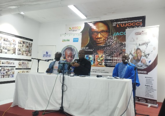 Arts-plastiques : Jacobleu, 30 ans d’art, de couleurs et de conscience peinte aux journalistes culturels ivoiriens