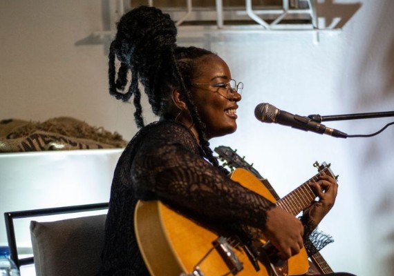 Musique : Mrs. Blues dévoile « Ma Dulcinée »,  une fusion audacieuse de jazz et de zouglou