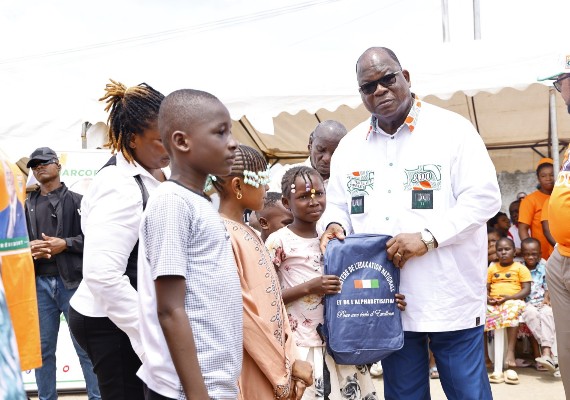 Marcory: Laurent Tchagba offre 600 kits scolaires aux élèves du primaire et lance une campagne de dépistage contre le cancer