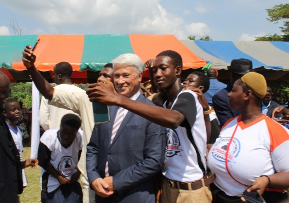 Coopération et éducation : l'Ambassadeur de Russie visite le collège A.S. Pouchkine d'Agou