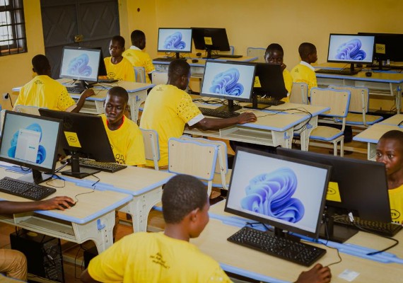Programme y’ello digital éducation 2025 : le Lycée moderne Alfred Koba d’Attiégouakro reçoit une salle multimédia équipée