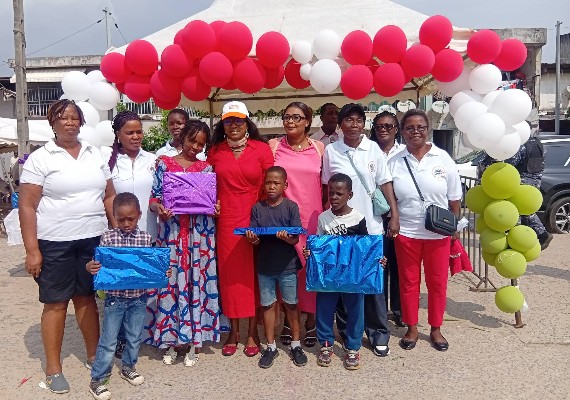Fête de Noel : L’Ong Les Volontaires contre la pauvreté gâte plus de 200 enfants à Koumassi