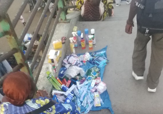 Abidjan : des ponts piétons qui se  transforment en marchés la nuit tombée