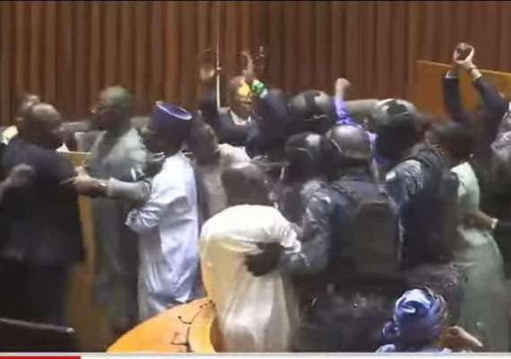 senegal-le-parlement-renvoie-les-elections-presidentielles-au-15-decembre