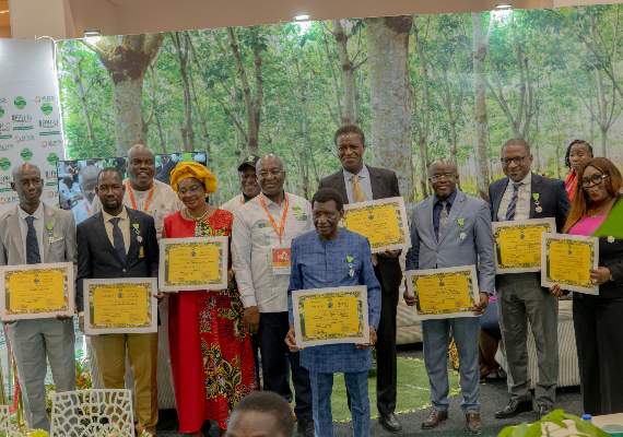Association des professionnels du caoutchouc naturel de Côte d'Ivoire (APROMAC) : huit membres élevés dans l’Ordre du mérite agricole par l’État